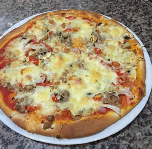 pizza mit Paprika und Pepperoni